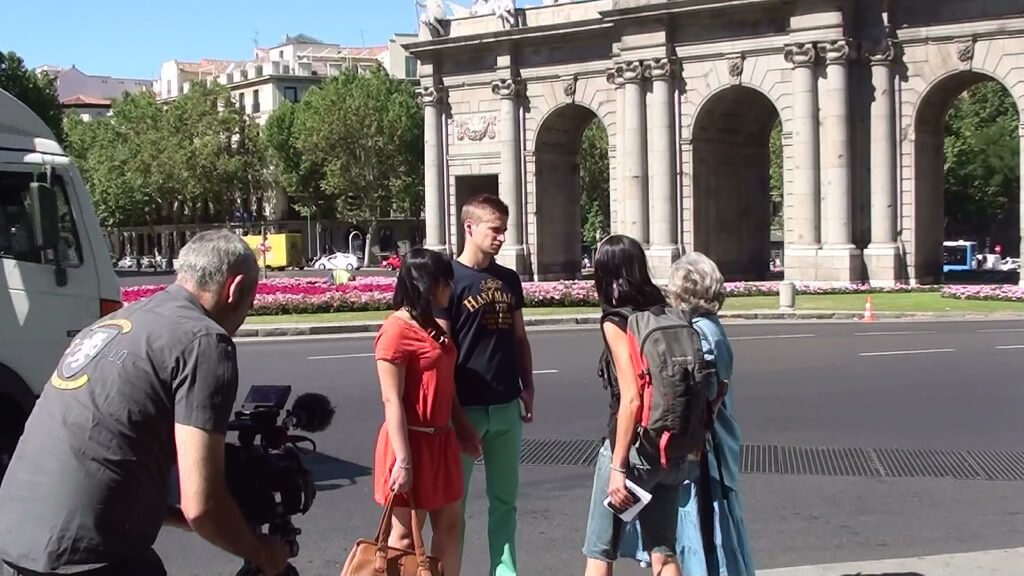 Gente paseando durante rodaje en Madrid
