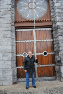 Los miembros de la Asociación de Jubilados de Bermeo cuidan de San Juan de Gaztelugatxe.