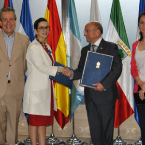 Jose Carlos Baura, Magnolia Riaño Barón, Luis Martín Pindado, y Ana Mohedano durante la firma del acuerdo.