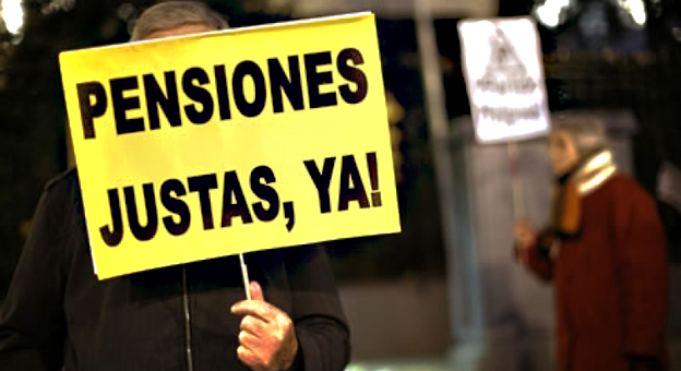 Un pensionistas sostienen un Cartel "Pensiones dignas ya"