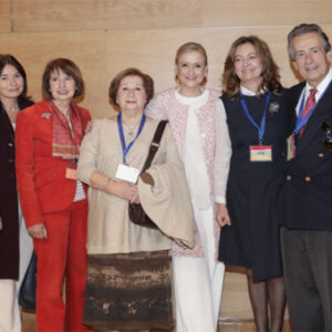 Margarita García, (4i) y José Carlos Baura (2d) en la foto de grupo junto a Cristina Cifuentes (4d) y el resto de autoridades.