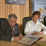 r el Presidente Territorial de la Federación de UDP-CLM, D. Ramón Munera, junto a la Consejera de Bienestar Social, Dña. Aurelia Sánchez