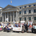 Representantes de FEBHI y sus asociaciones se concentran enfrente del Congreso de los Diputados bajo el grito “Os estamos esperando”