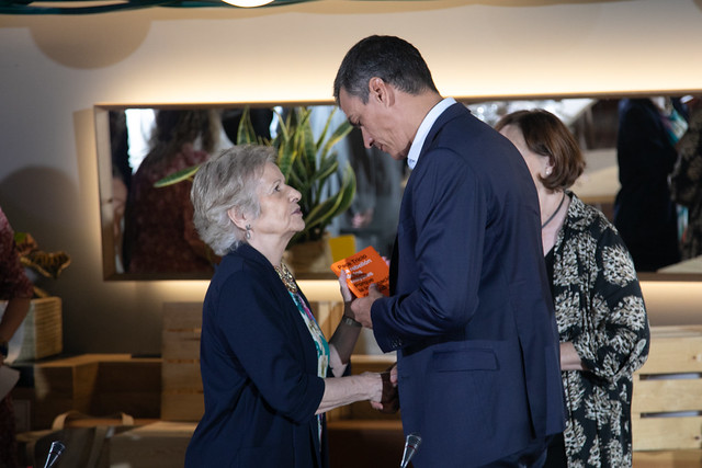 Fotografía de Paca Tricio Presidenta de UDP con el Presidente del Gobierno Pedro Sánchez