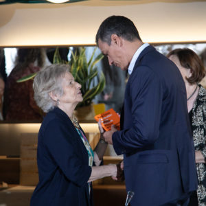 Fotografía de Paca Tricio Presidenta de UDP con el Presidente del Gobierno Pedro Sánchez