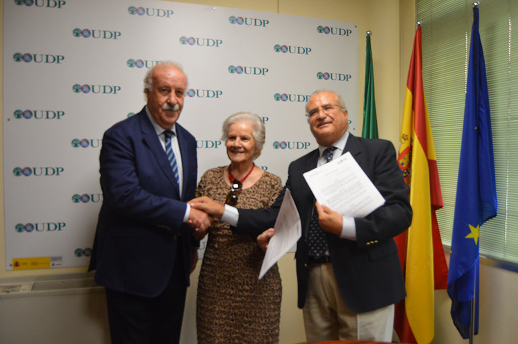 Vicente del Bosque acude a la firma del Acuerdo entre la Fundación Mayores UDP y la Fundación Lumière como Embajador del programa solidario “El Aceite de la vida”