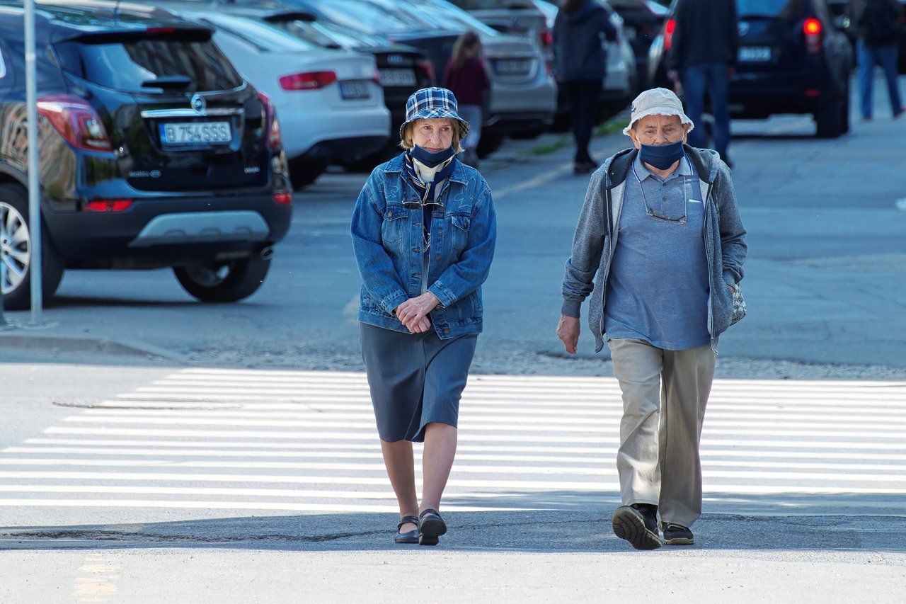 Mayores de 75 años en pequeñas ciudades: El perfil de las personas que más han percibido la discriminación por edad durante la crisis de la Covid19