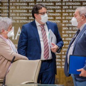 Petri García presidenta de UDP Cáceres y Juan Sánchez presidente de UDP Cáceres se reúnen con José María Vergeles Consejero de sanidad y servicios sociales de Extremadura