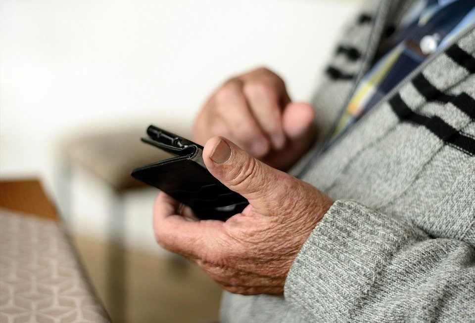 La brecha digital, la soledad y el aislamiento social en muchas personas del colectivo de  mayores es uno de los mayores retos a los que se enfrentan las instituciones.