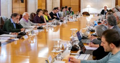 La secretaria de Estado de Derechos Sociales, Rosa Martínez, junto con la directora general del Imserso, María Teresa Sancho presidiendo el primer Consejo General del Imserso del 2024.