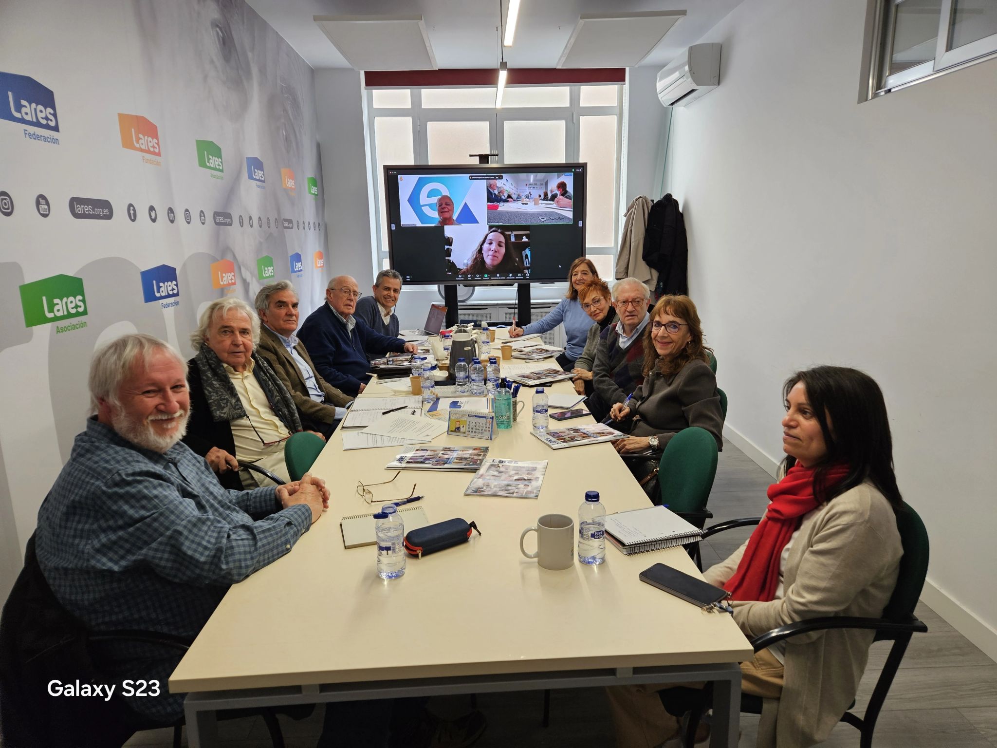 Reunión del Foro Lidea con representantes de diversas organizaciones de personas mayores y entidades sociales en la sede de Lares.