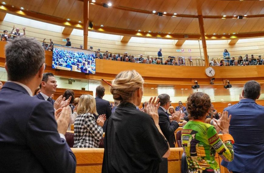 Aplauso en el Congreso durante la aprobación de la reforma constitucional que elimina el término "disminuido" en favor de las personas con discapacidad.
