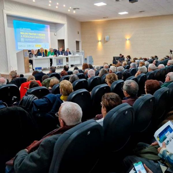 Auditorio completo durante la jornada UDP en Cuenca sobre prevención de malos tratos y abusos a personas mayores.