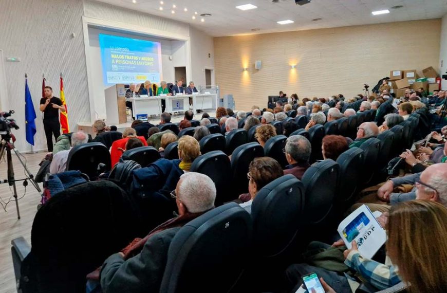 Auditorio completo durante la jornada UDP en Cuenca sobre prevención de malos tratos y abusos a personas mayores.