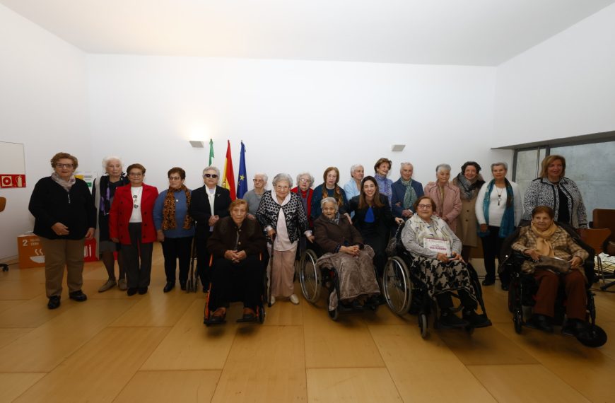 Grupo de mujeres mayores de Extremadura homenajeadas por UDP en el acto Memoria Viva 2023 celebrado en Mérida.