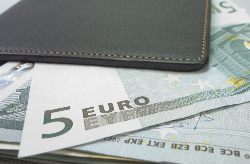 Billetes de euro parcialmente guardados en una cartera, símbolo del derecho de las personas mayores a retirar efectivo sin comisiones en bancos.