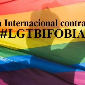 Bandera arcoíris ondeando con el mensaje “Día Internacional contra la LGTBIQ+fobia