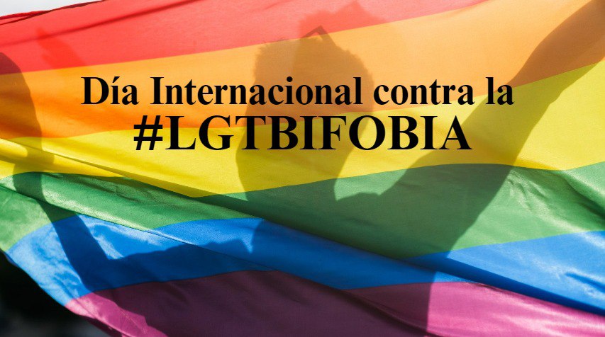 Bandera arcoíris ondeando con el mensaje “Día Internacional contra la LGTBIQ+fobia