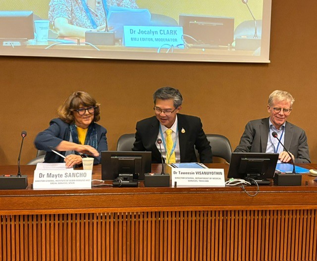 A la izquierda, Mayte Sancho, directora general del Imserso, durante su intervención en la Asamblea Mundial de la Salud, el principal encuentro anual de la Organización Mundial de la Salud (OMS)