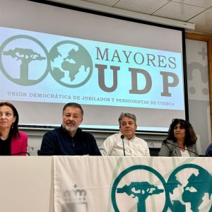 En la imagen (de izquierda a derecha) aparecen: Estela Soliva (concejala de Servicios Sociales), Darío Dolz (alcalde de Cuenca), Justo Mora (presidente de UDP Cuenca), Susana Zomeño (delegada provincial de Bienestar Social) y otro representante de UDP Cuenca.