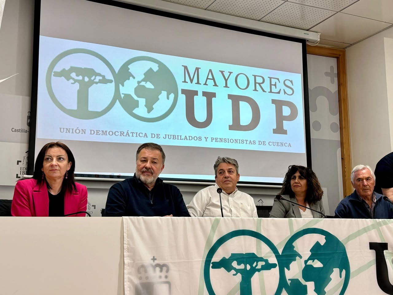 En la imagen (de izquierda a derecha) aparecen: Estela Soliva (concejala de Servicios Sociales), Darío Dolz (alcalde de Cuenca), Justo Mora (presidente de UDP Cuenca), Susana Zomeño (delegada provincial de Bienestar Social) y otro representante de UDP Cuenca.