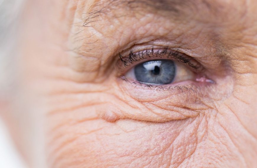 Primer plano del ojo de una mujer mayor — evento sobre envejecimiento en Madrid