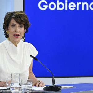 La ministra de Inclusión, Seguridad Social y Migraciones, Elma Saiz, en la rueda de prensa tras el Consejo de Ministros. | Pool Moncloa / Jose Manuel Álvarez. La Moncloa, Madrid - 27.5.2025