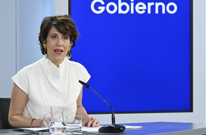 La ministra de Inclusión, Seguridad Social y Migraciones, Elma Saiz, en la rueda de prensa tras el Consejo de Ministros. | Pool Moncloa / Jose Manuel Álvarez. La Moncloa, Madrid - 27.5.2025