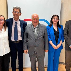 Representantes de la PMP y la DGT tras su reunión para acordar una estrategia de seguridad vial para personas mayores.