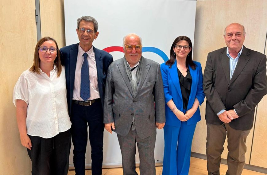 Representantes de la PMP y la DGT tras su reunión para acordar una estrategia de seguridad vial para personas mayores.