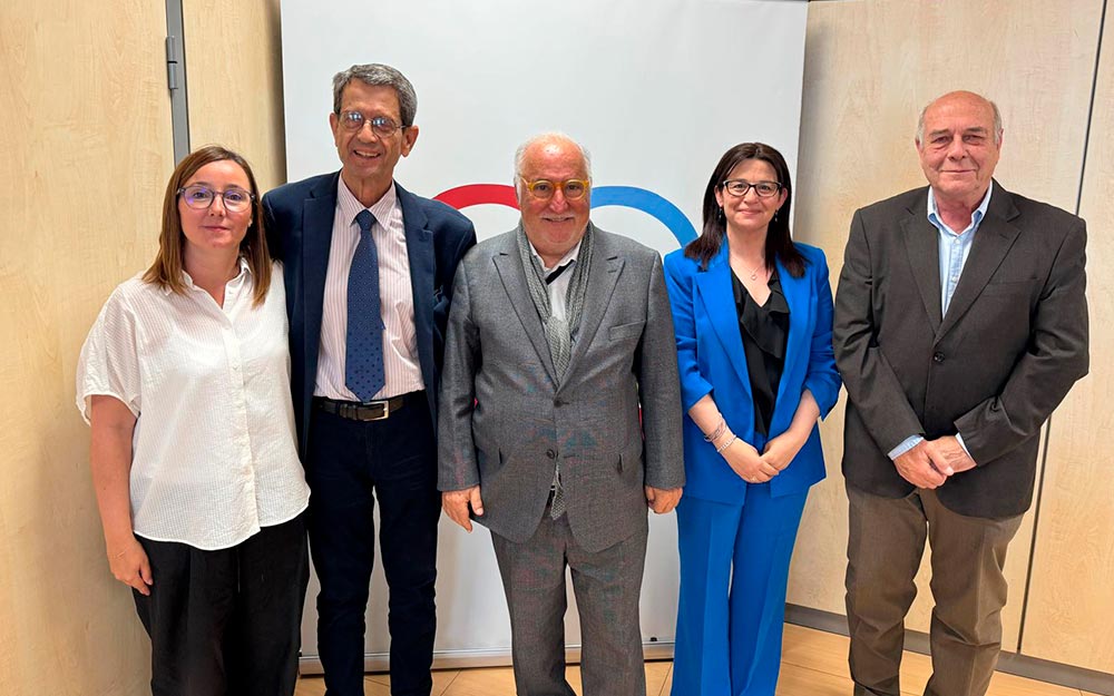 Representantes de la PMP y la DGT tras su reunión para acordar una estrategia de seguridad vial para personas mayores.